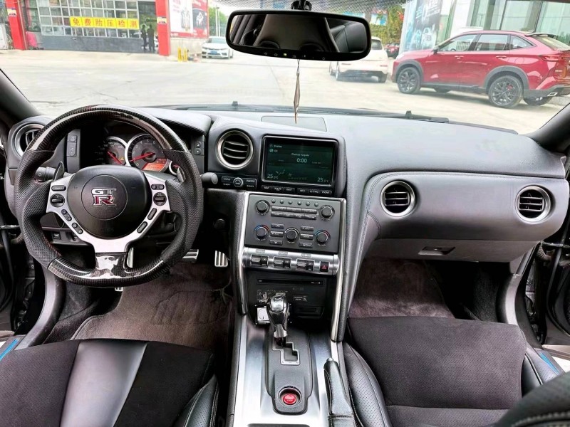 保定10年日产GT-R5