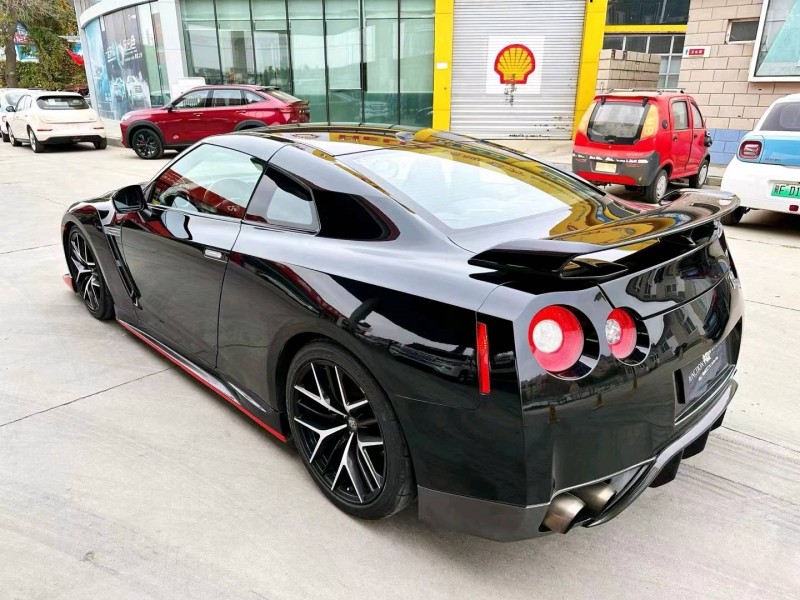 保定10年日产GT-R7