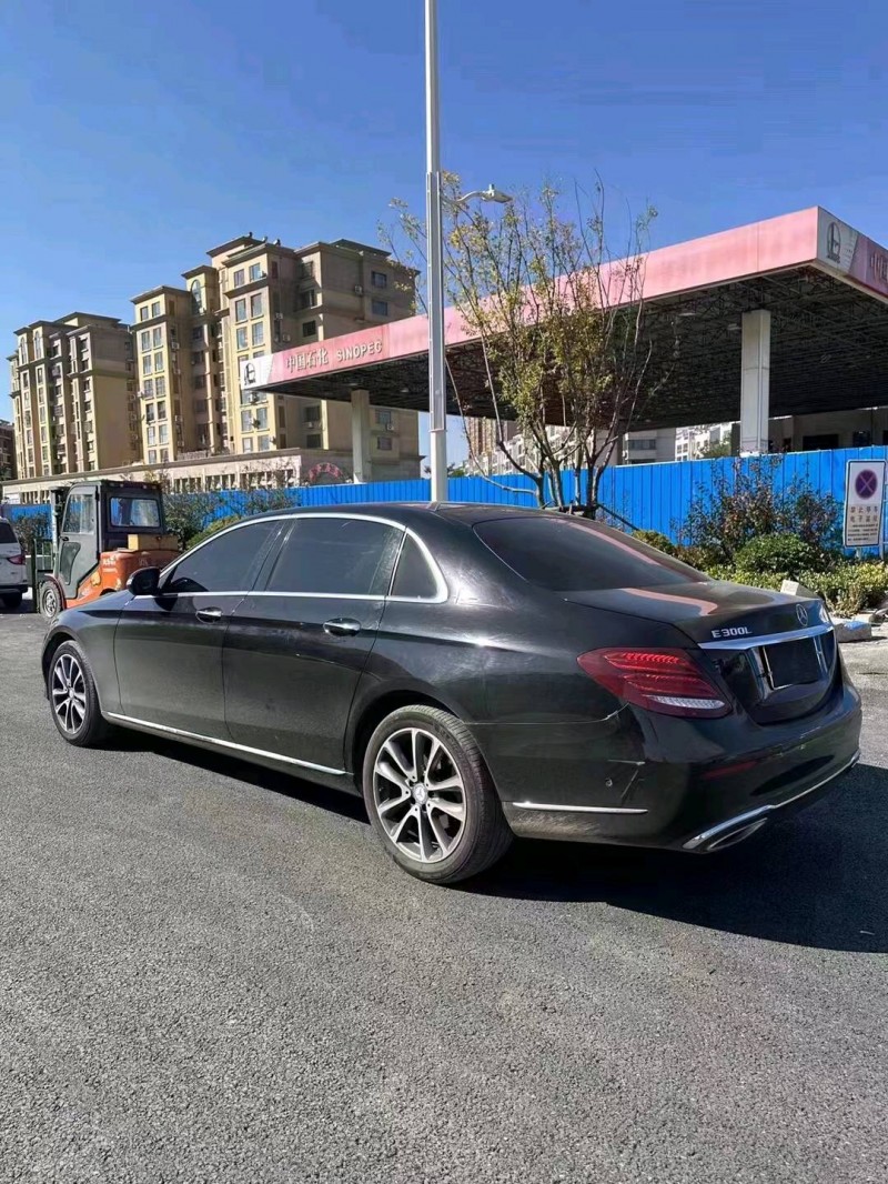 青岛17年奔驰E8