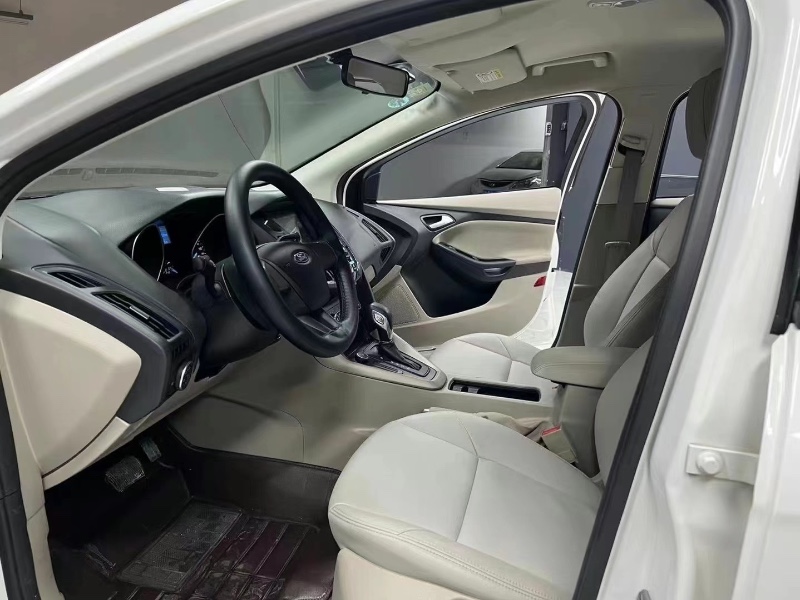 成都17年福特福克斯2