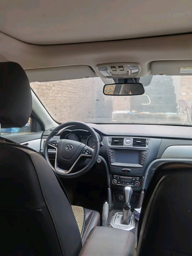 济宁17年北汽绅宝X556