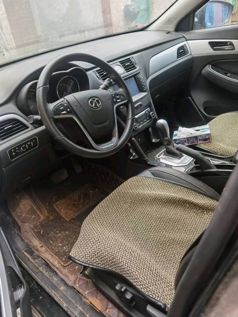 济宁17年北汽绅宝X557