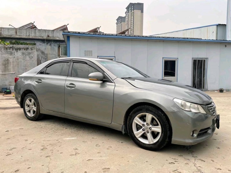 济宁12年丰田锐志1