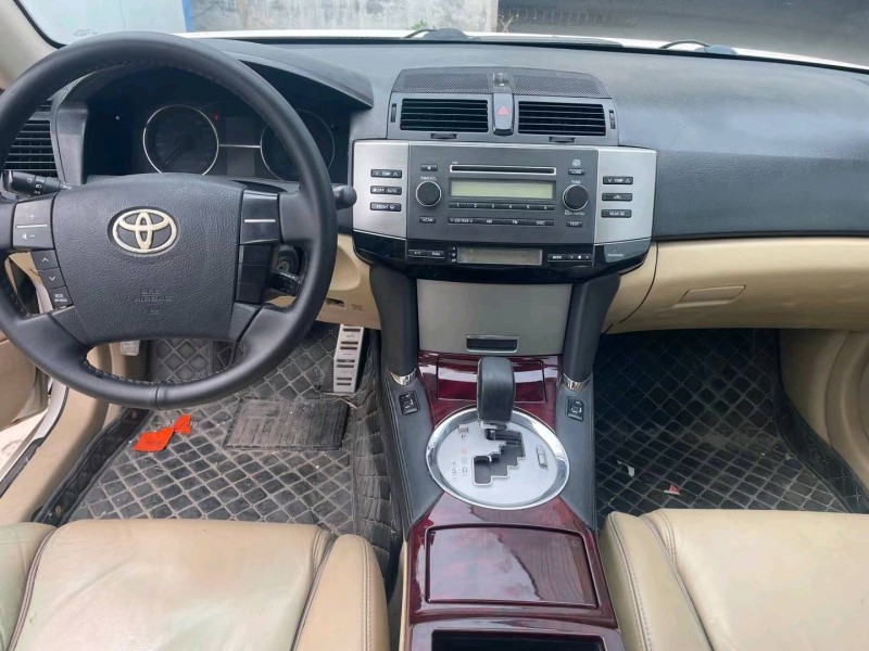 济宁10年丰田锐志4