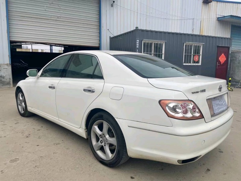 济宁10年丰田锐志7