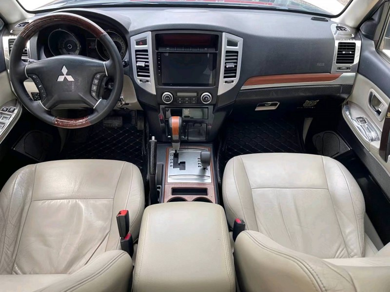 济宁12年三菱帕杰罗5