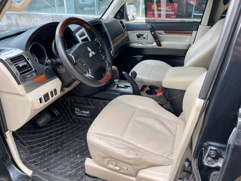 济宁12年三菱帕杰罗4