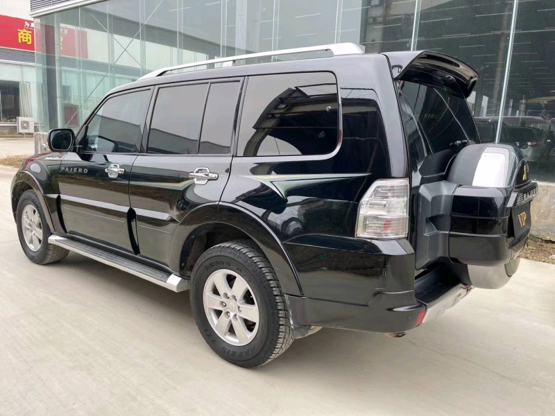 济宁12年三菱帕杰罗7