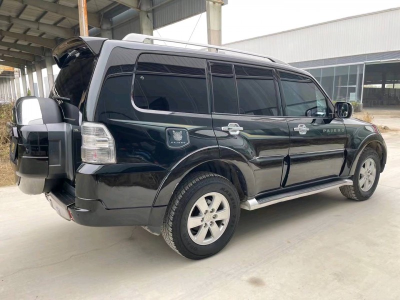 济宁12年三菱帕杰罗8