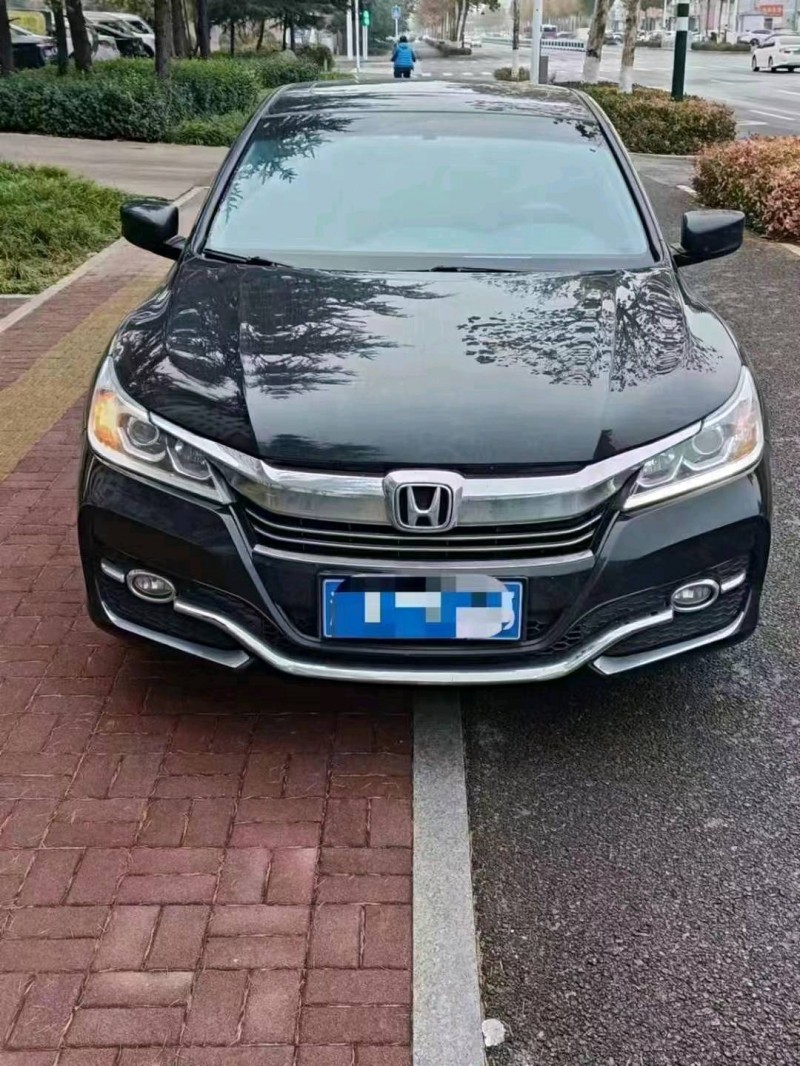 青岛18年本田雅阁1