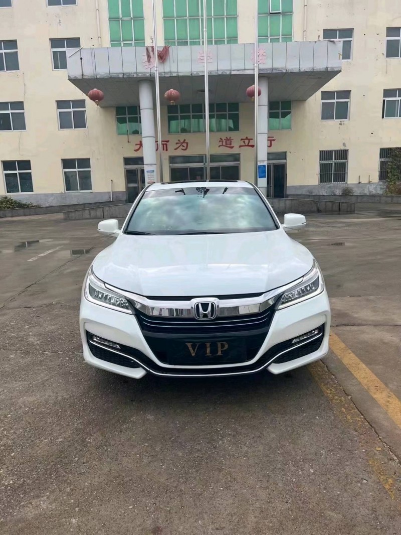 青岛17年本田雅阁1