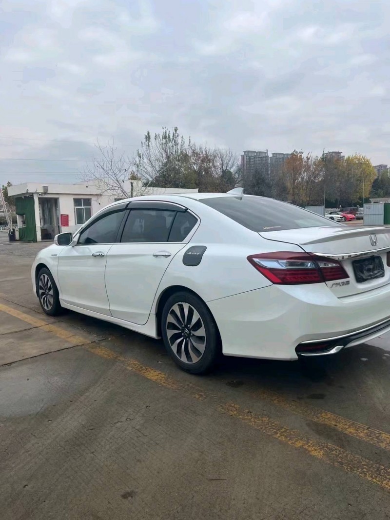 青岛17年本田雅阁8