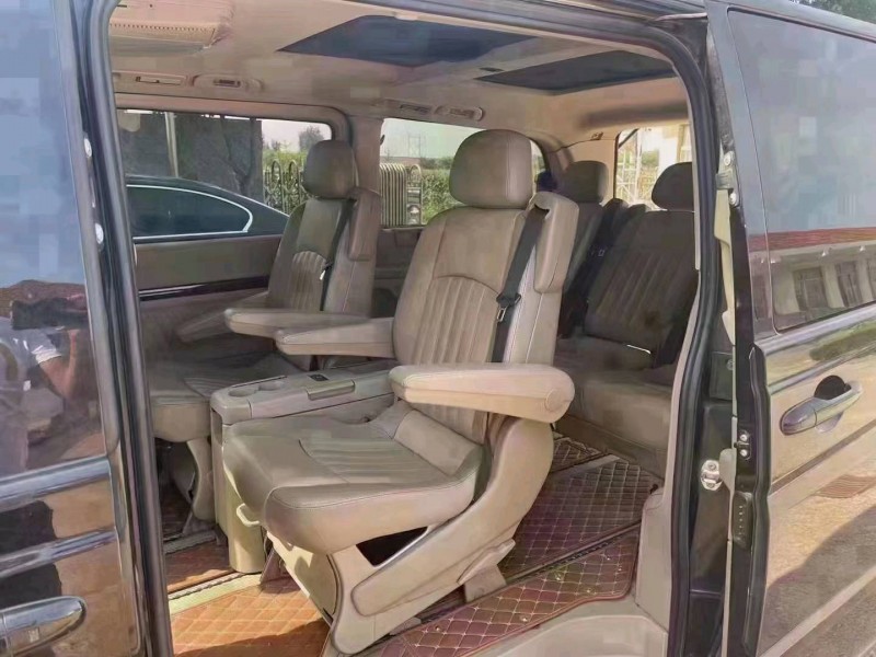 青岛10年奔驰唯雅诺4