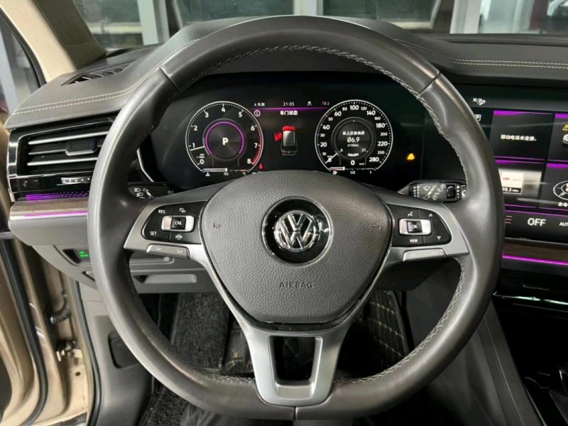 东莞19年大众途锐6