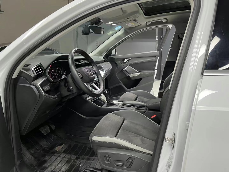 成都19年奥迪Q38