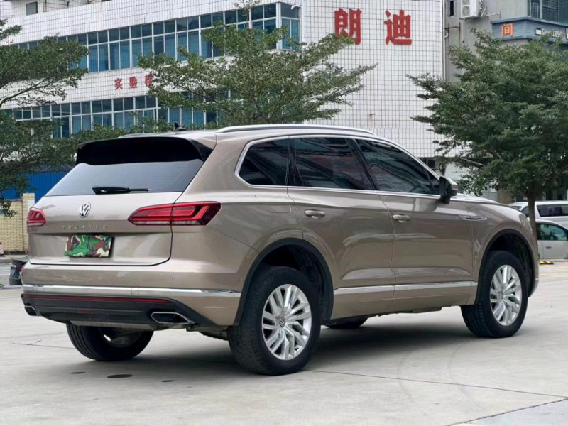 东莞19年大众途锐8