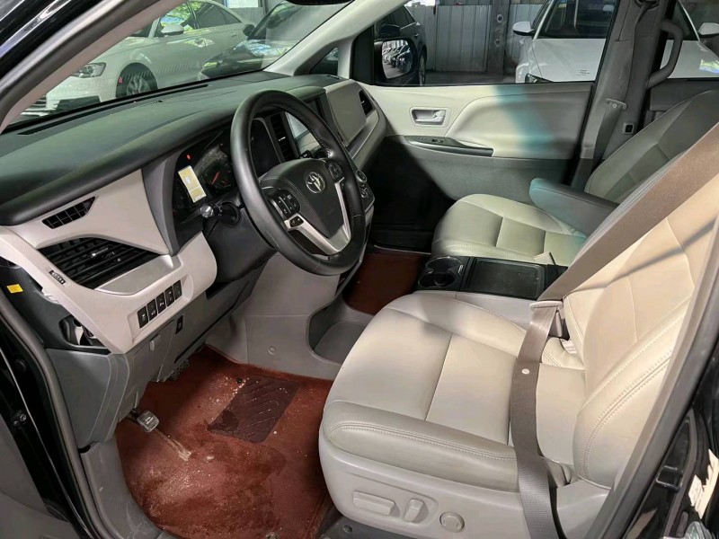 济宁17年丰田塞纳5