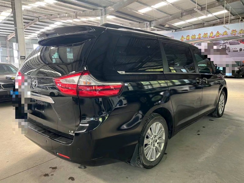 济宁17年丰田塞纳8