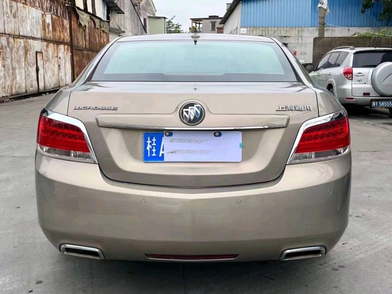 珠海10年别克君越2