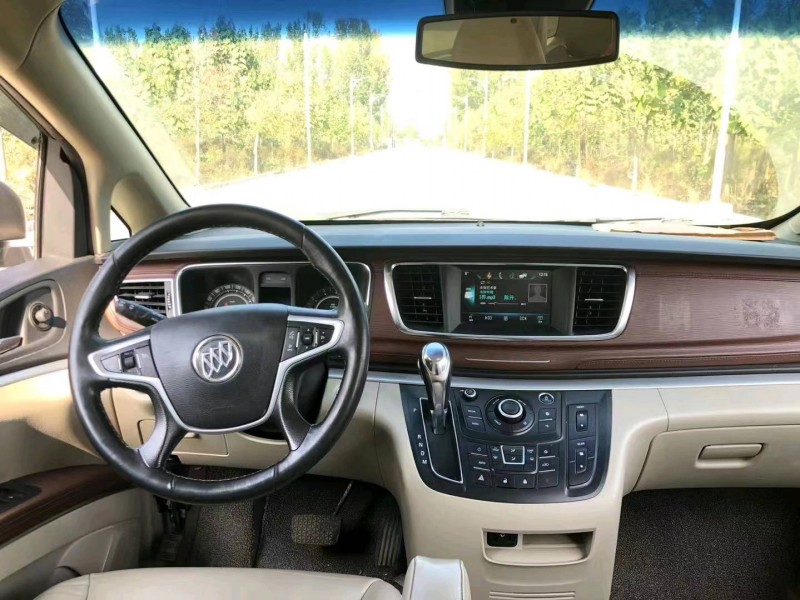 济宁17年别克GL84