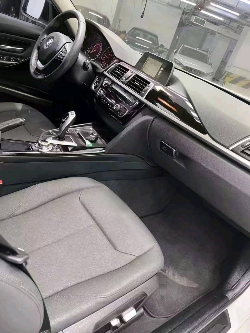 成都16年宝马3系8