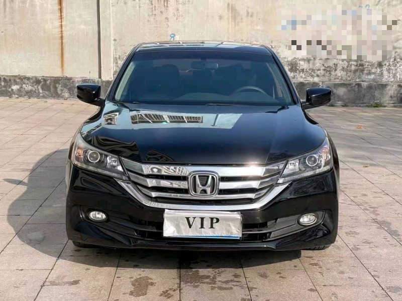 青岛15年本田雅阁1