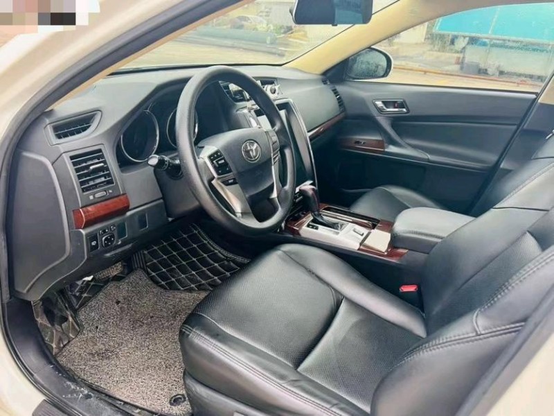 东莞17年丰田锐志4