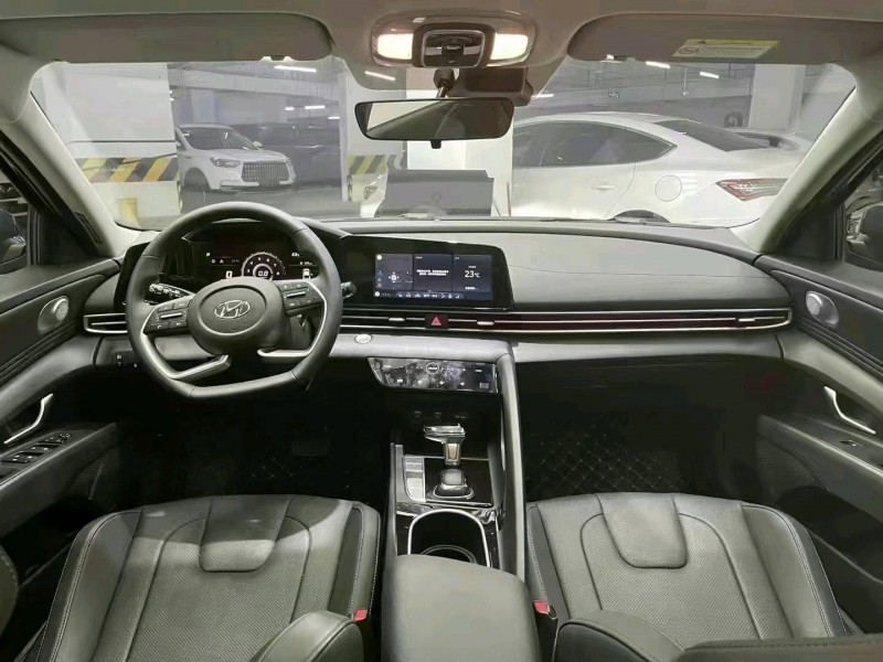 成都22年现代伊兰特8