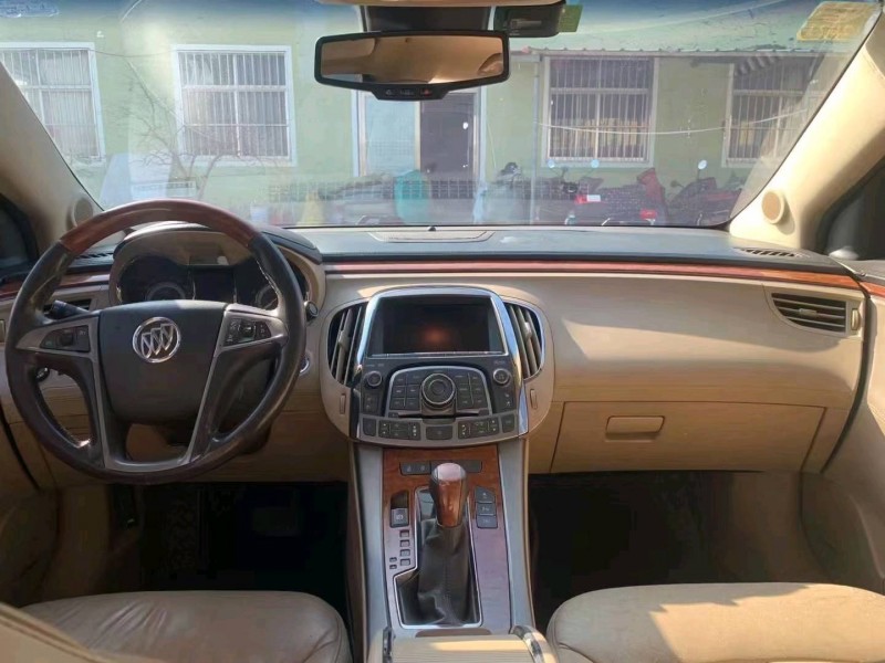 枣庄10年别克君越3