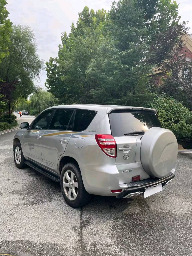 青岛11年丰田RAV48
