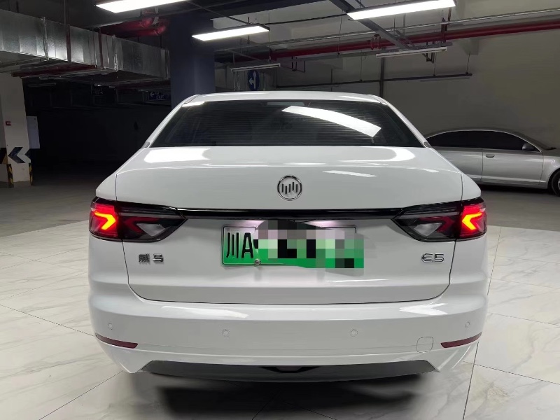 成都21年威马汽车E57