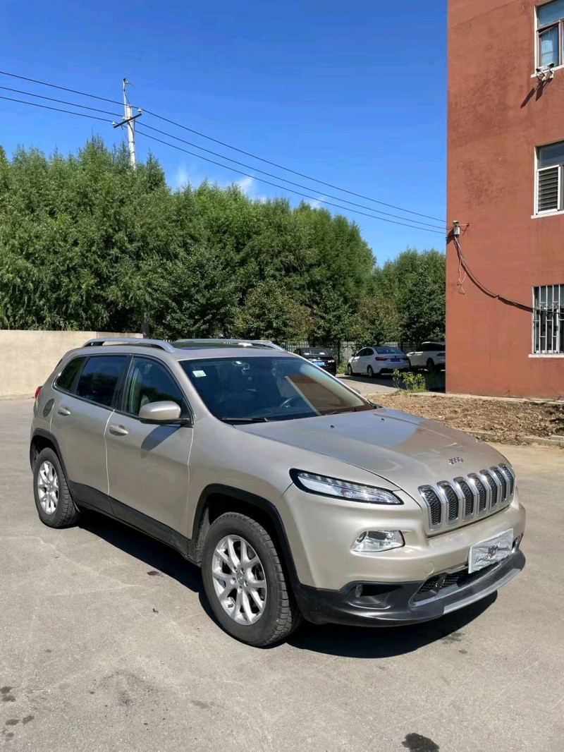 沈阳17年Jeep自由光4