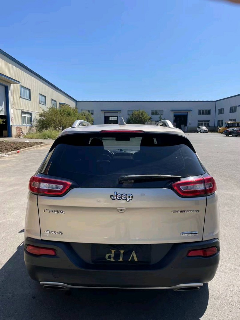 沈阳17年Jeep自由光8