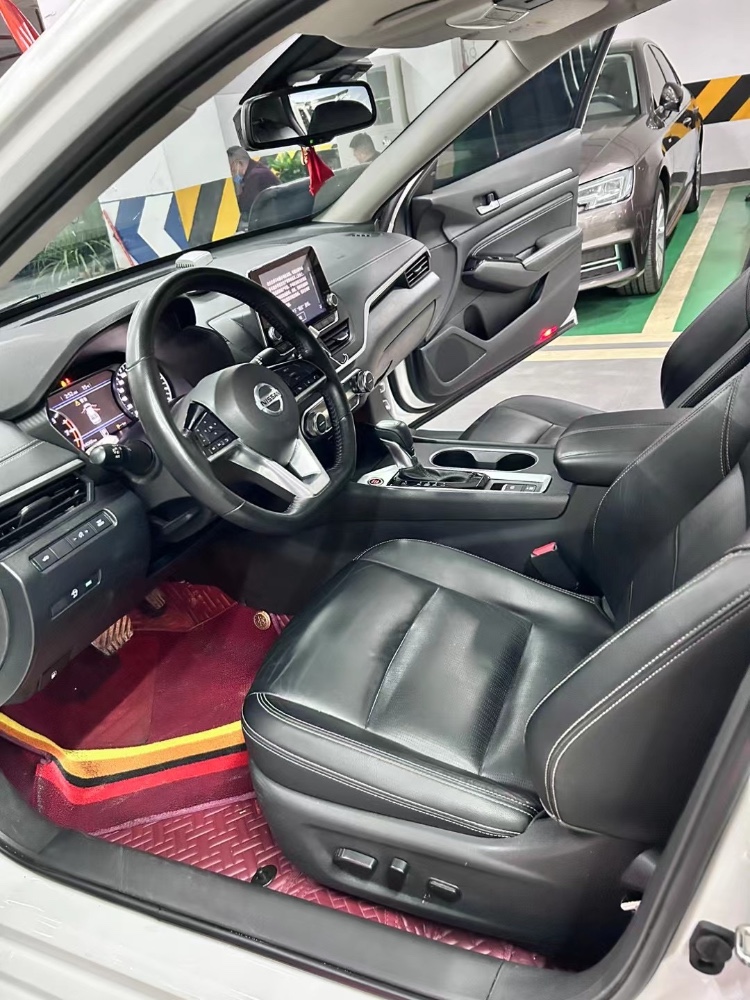 成都20年日产天籁2