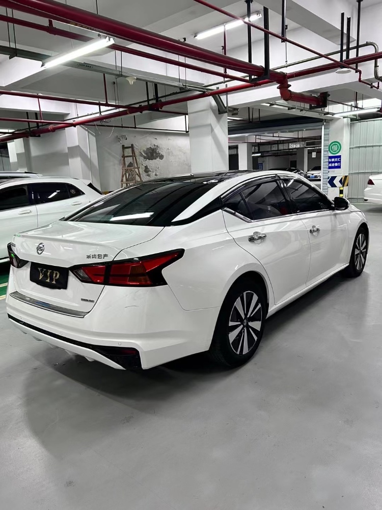 成都20年日产天籁8