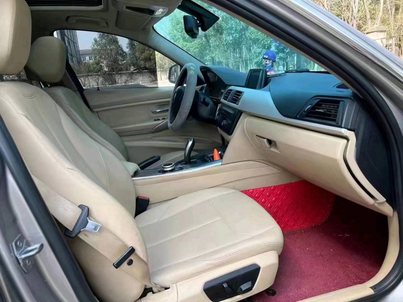 北京16年宝马3系8