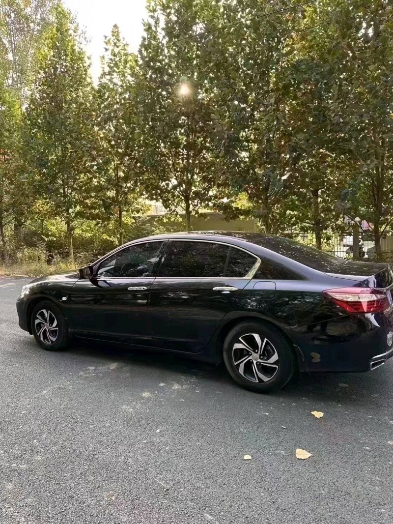 青岛17年本田雅阁7