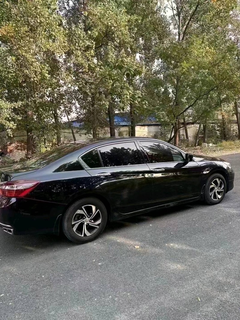 青岛17年本田雅阁8