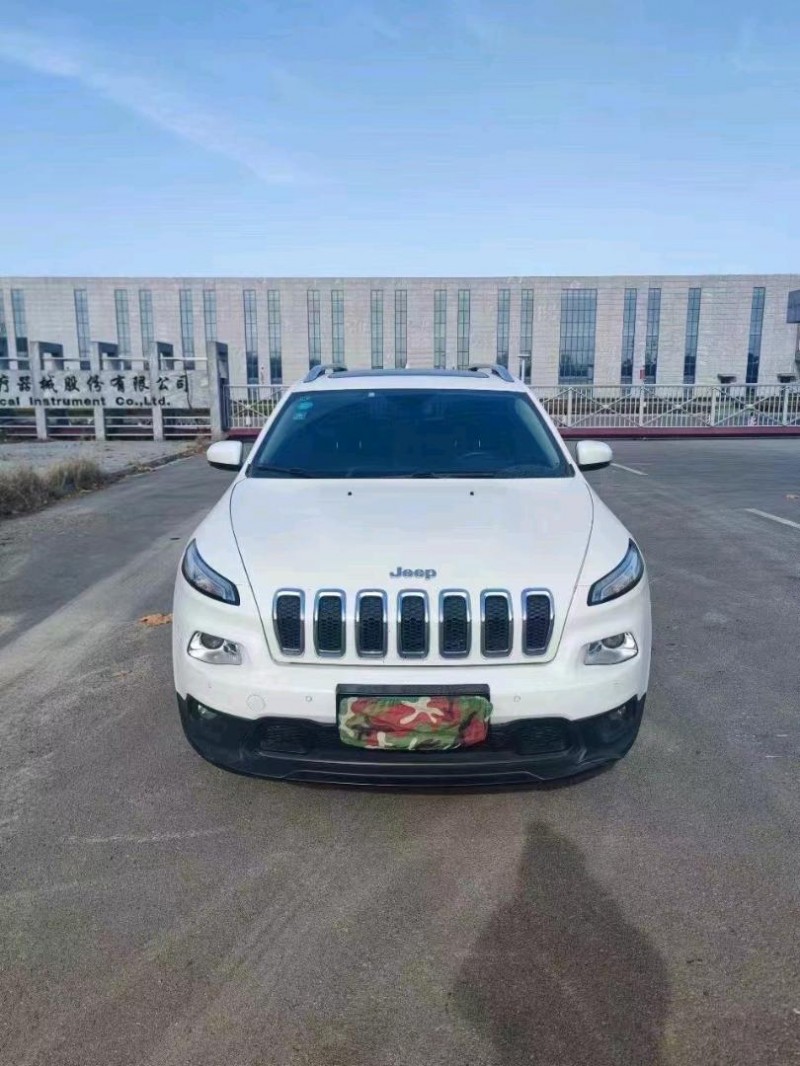 枣庄17年Jeep自由光1