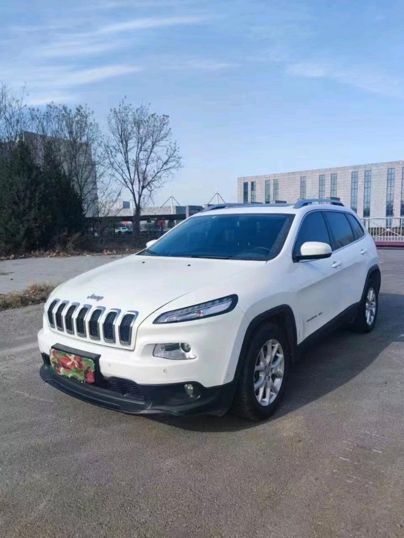 枣庄17年Jeep自由光2