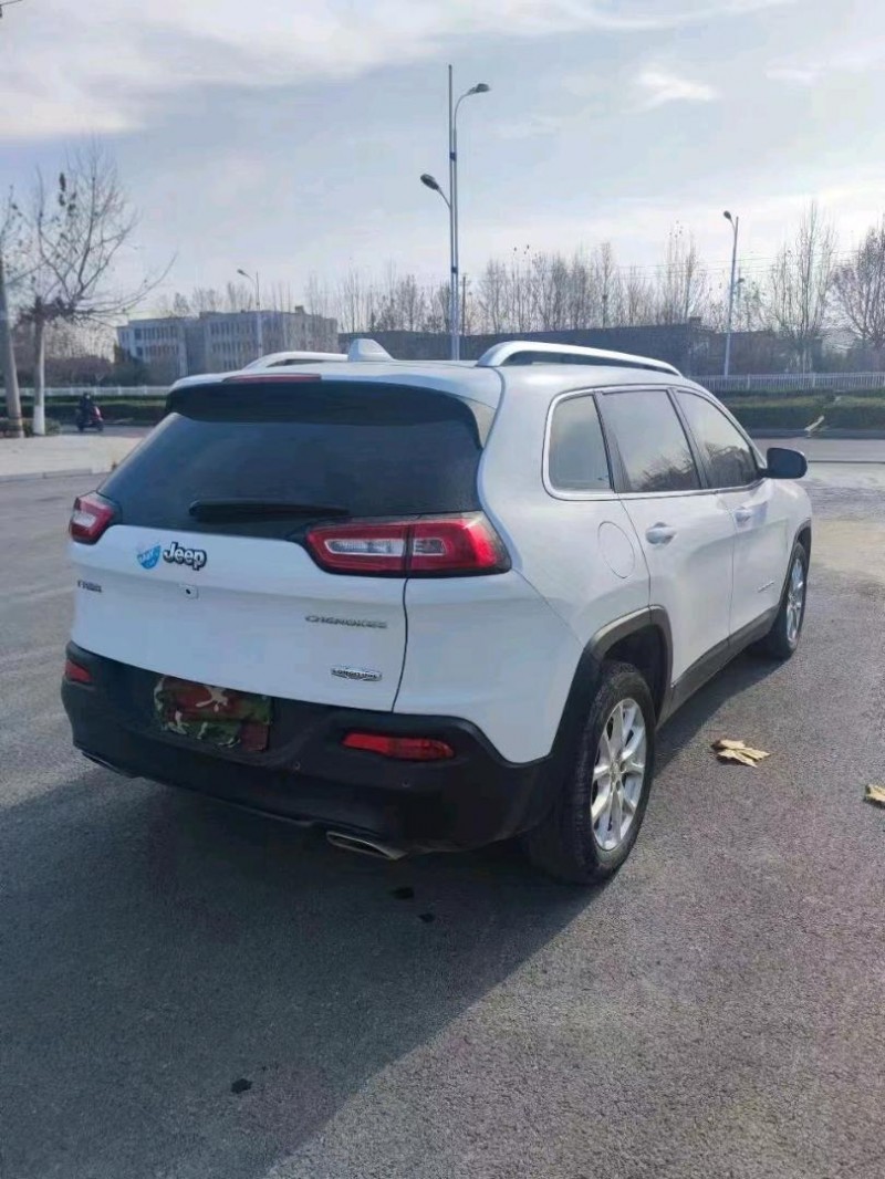 枣庄17年Jeep自由光3