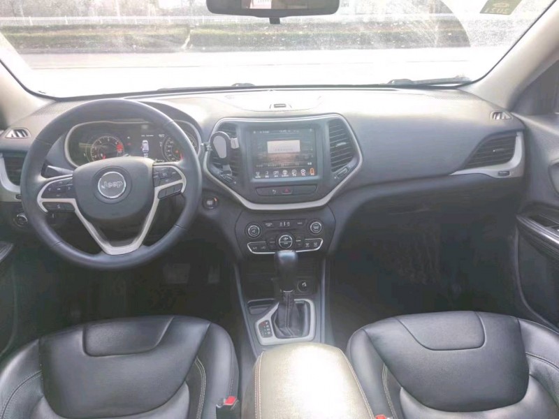 枣庄17年Jeep自由光4