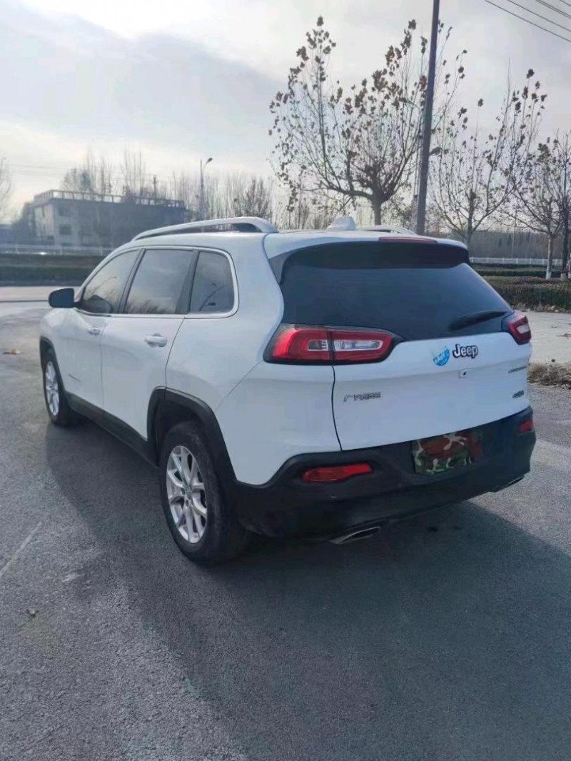 枣庄17年Jeep自由光6