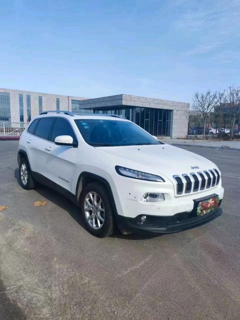 枣庄17年Jeep自由光8