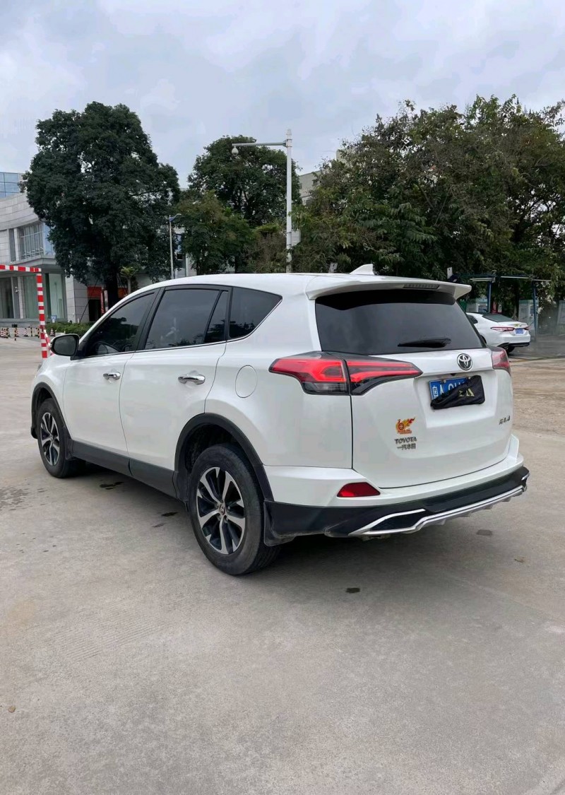 广州18年丰田RAV4荣放8