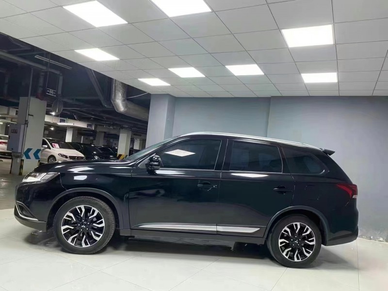 成都20年三菱欧蓝德7