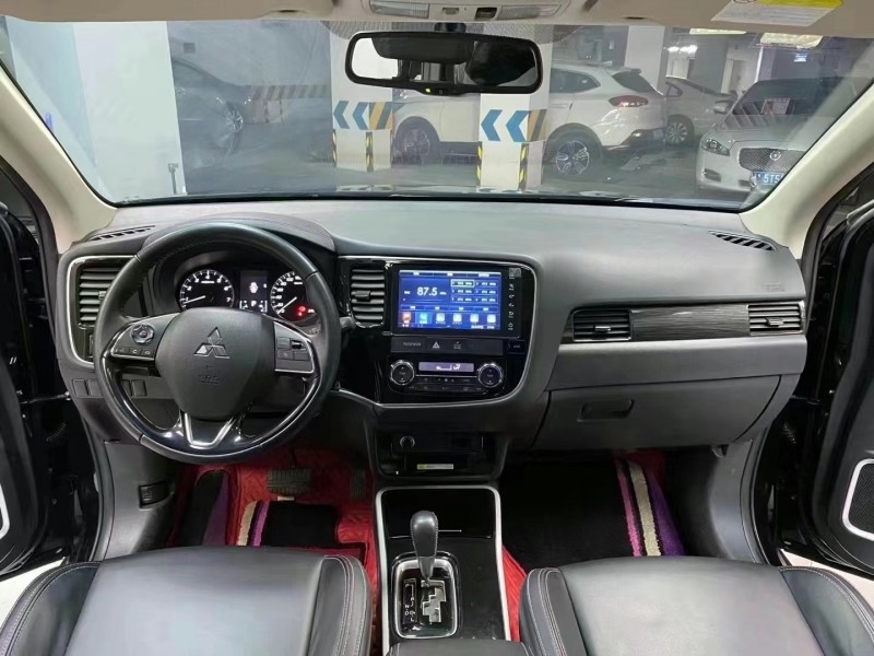 成都20年三菱欧蓝德2