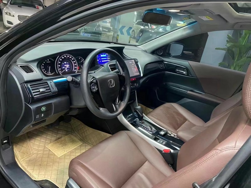 成都18年本田雅阁2