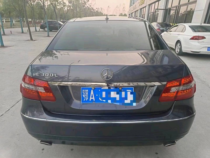 济南11年奔驰E8