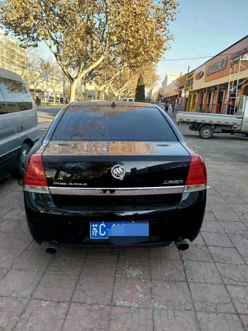 青岛07年别克林荫大道3